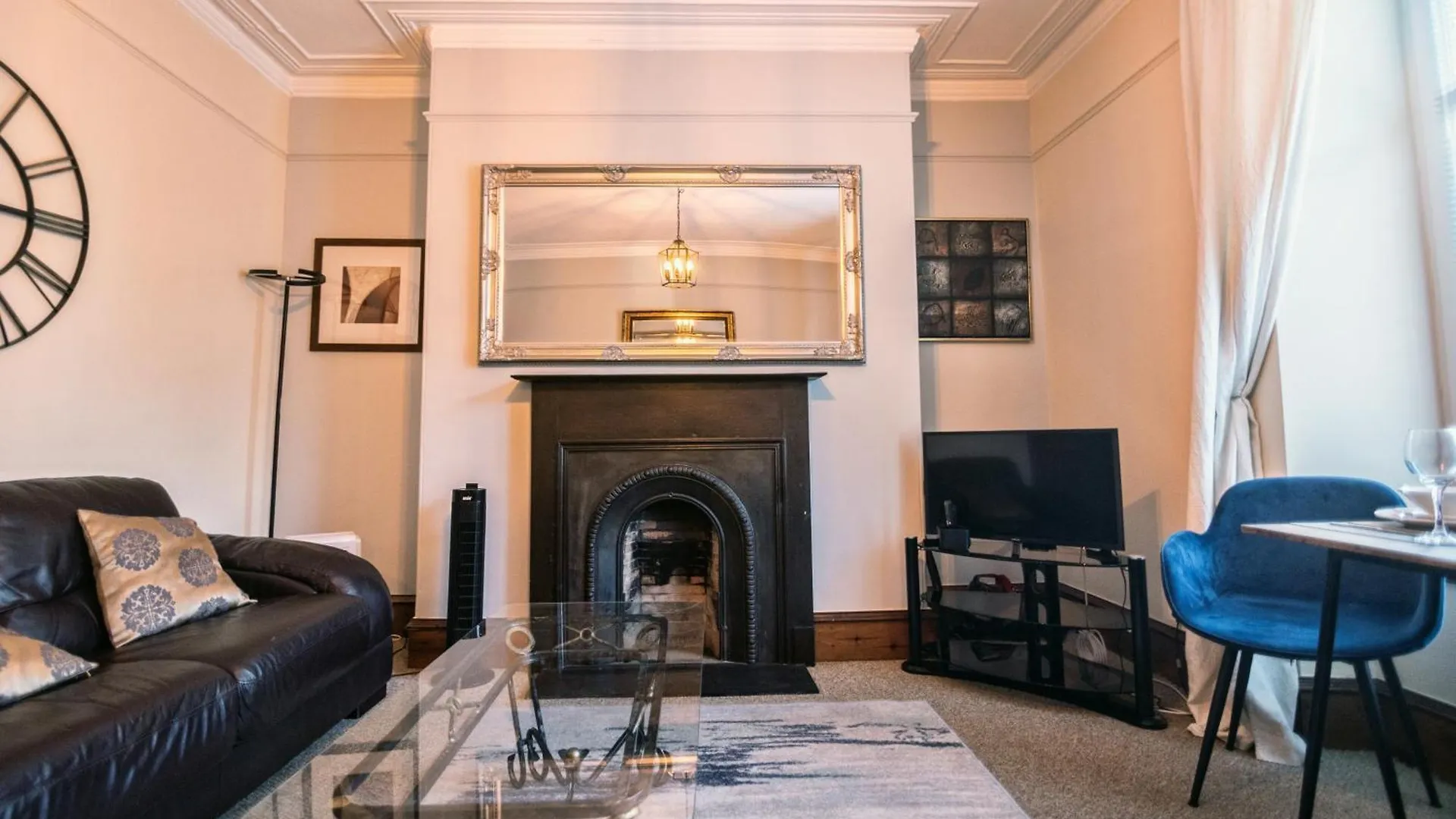 Summit Apartment: Cozy West End Flat in Prime Aberdeen Location